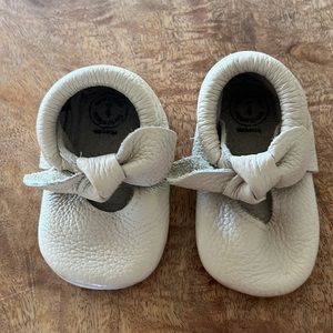 Freshly picked bow moccasins in ivory size 4